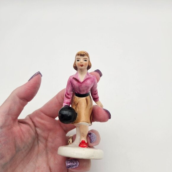 Vintage 1950s Woman Bowling Small 3.5" Figurine - Picture 4 of 6